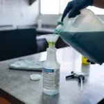 Técnico dosificando un producto de limpieza concentrado